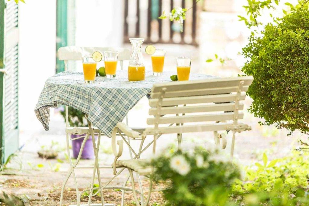 una mesa con vasos de jugo de naranja en ella en BeB ComeinSicily CortedeiLimoni Charming e Relaxing Luxury, en Acireale