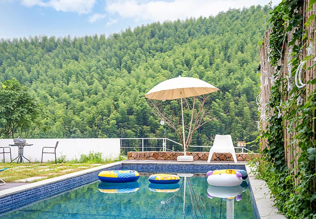 Bazén v ubytování Moganshan Naicang Boutique Hotel nebo v jeho okolí