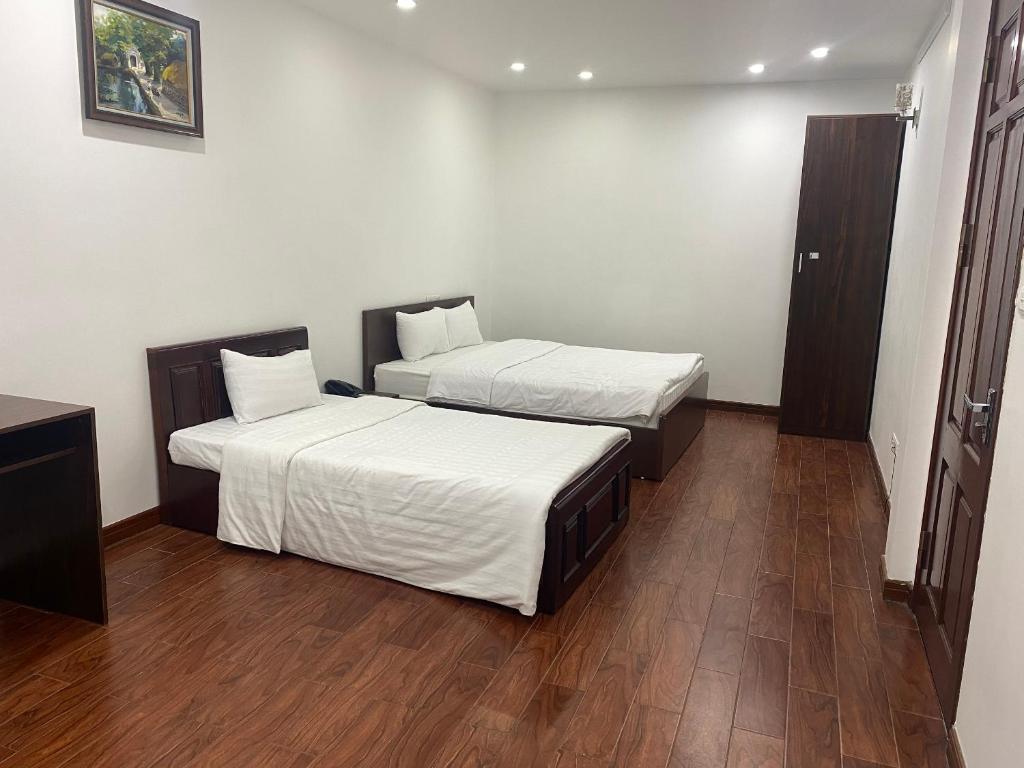 Postel nebo postele na pokoji v ubytování Mia Sen Vong Hotel Ha Noi