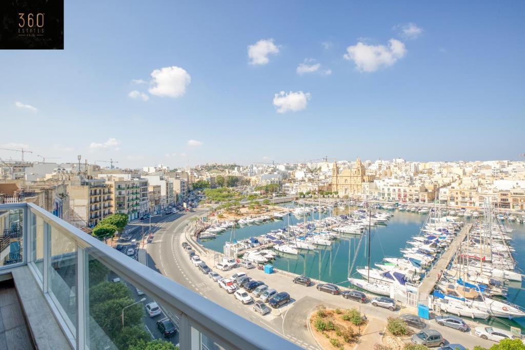 een balkon met uitzicht op een jachthaven bij Seafront, Designer APT with Private Terrace & WIFI by 360 Estates in Tal-Pietà