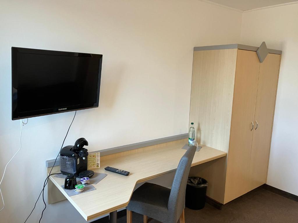 TV a/nebo společenská místnost v ubytování Room-24 - Zellwald