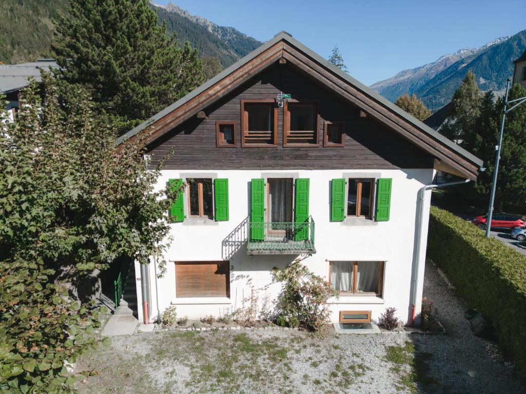 Casa con persianas verdes y balcón en Campanela, en Chamonix-Mont-Blanc