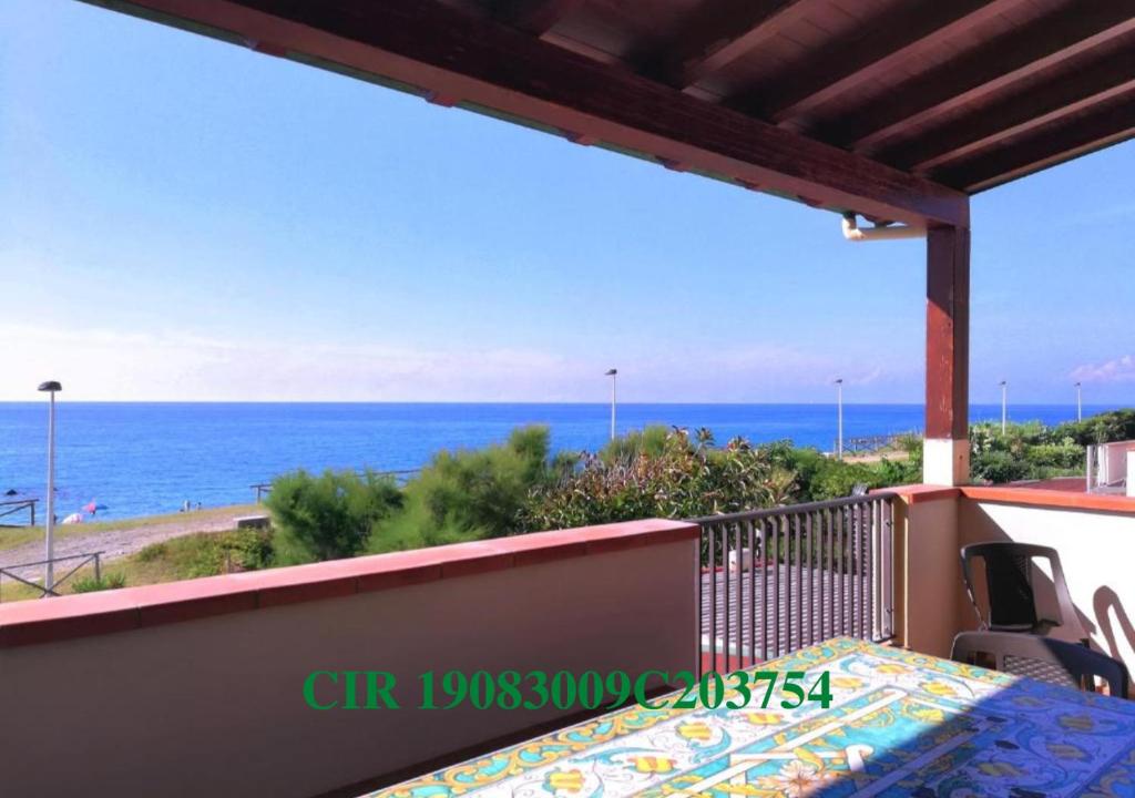 balkon z widokiem na ocean w obiekcie Capo d'Orlando Apartments - Sabbia w mieście Capo dʼOrlando
