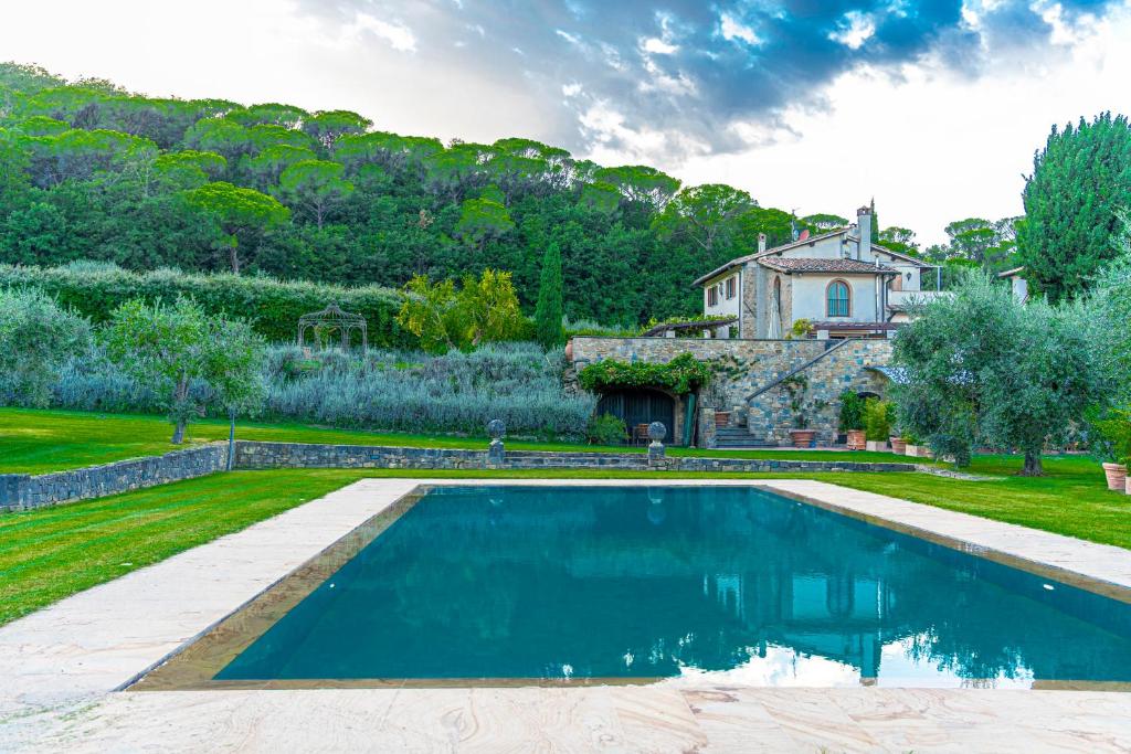 une maison avec une piscine dans une cour dans l'établissement Tenuta le Viste - panoramic Villa, à Scandicci