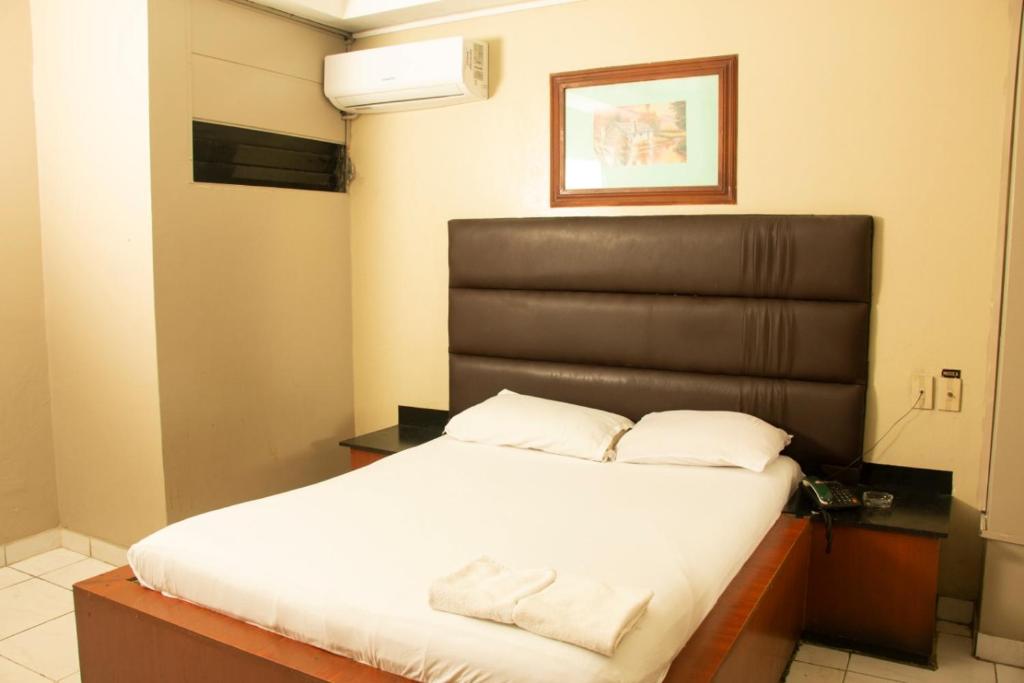 Postel nebo postele na pokoji v ubytování Hotel Queens