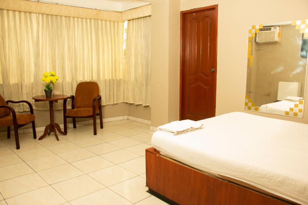 Postel nebo postele na pokoji v ubytování Hotel Queens