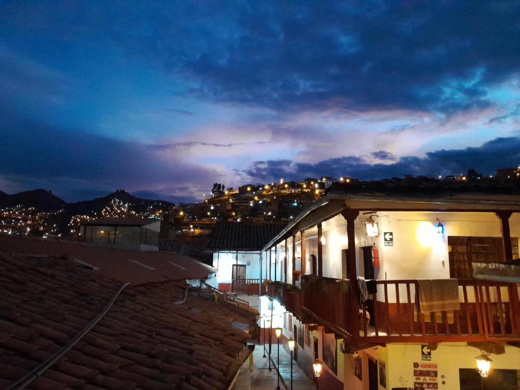 uma vista para uma cidade à noite com luzes em Hostel Rivendell em Cusco