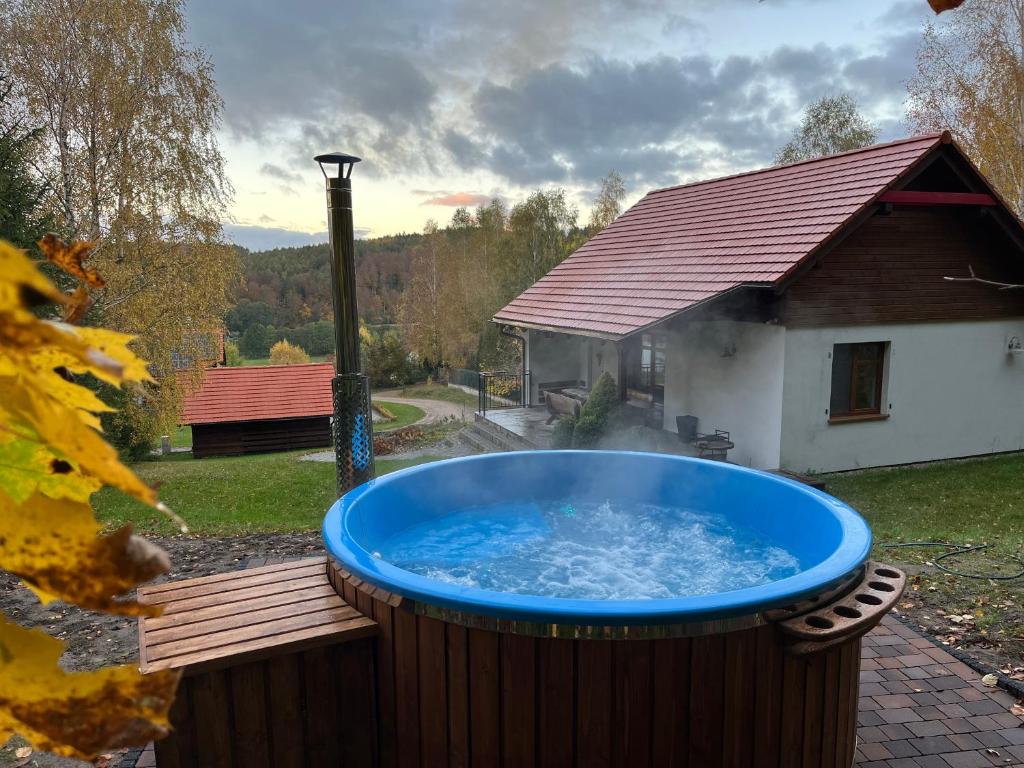 eine große Badewanne mit Wasser im Hof in der Unterkunft Malinowe Wzgórze domki 60 m2 z balią na wyłączność - płatna in Krzeszna