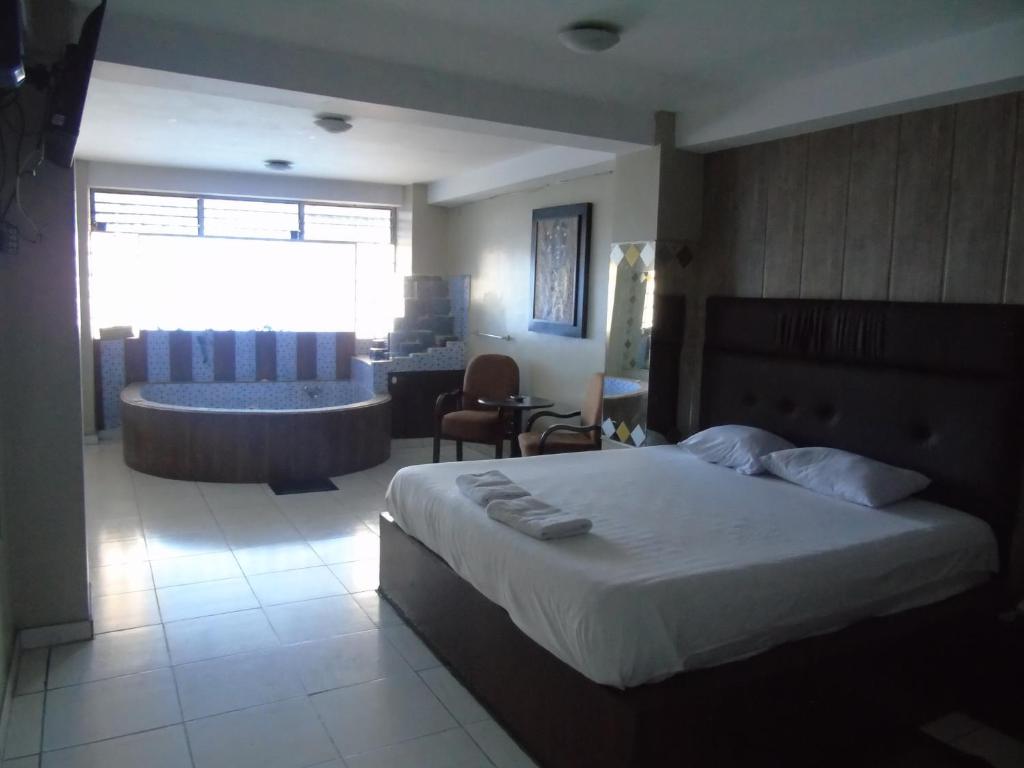 Postel nebo postele na pokoji v ubytování Hotel Queens