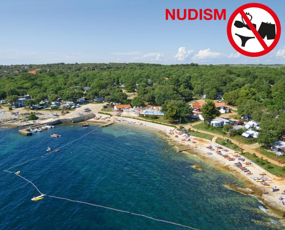 uma vista aérea de uma praia com pessoas na água em Albatross Mobile Homes on Naturist Solaris Camping Resort FKK em Porec