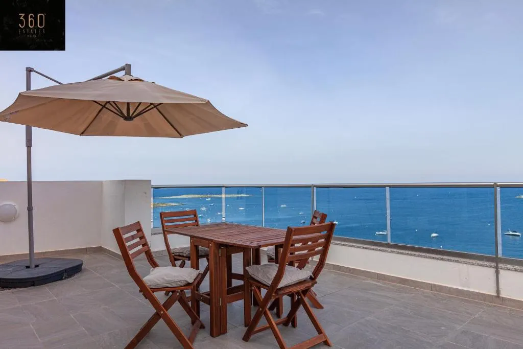 High Floor seafront Penthouse, OPP beach & WIFI AC by 360 Estates