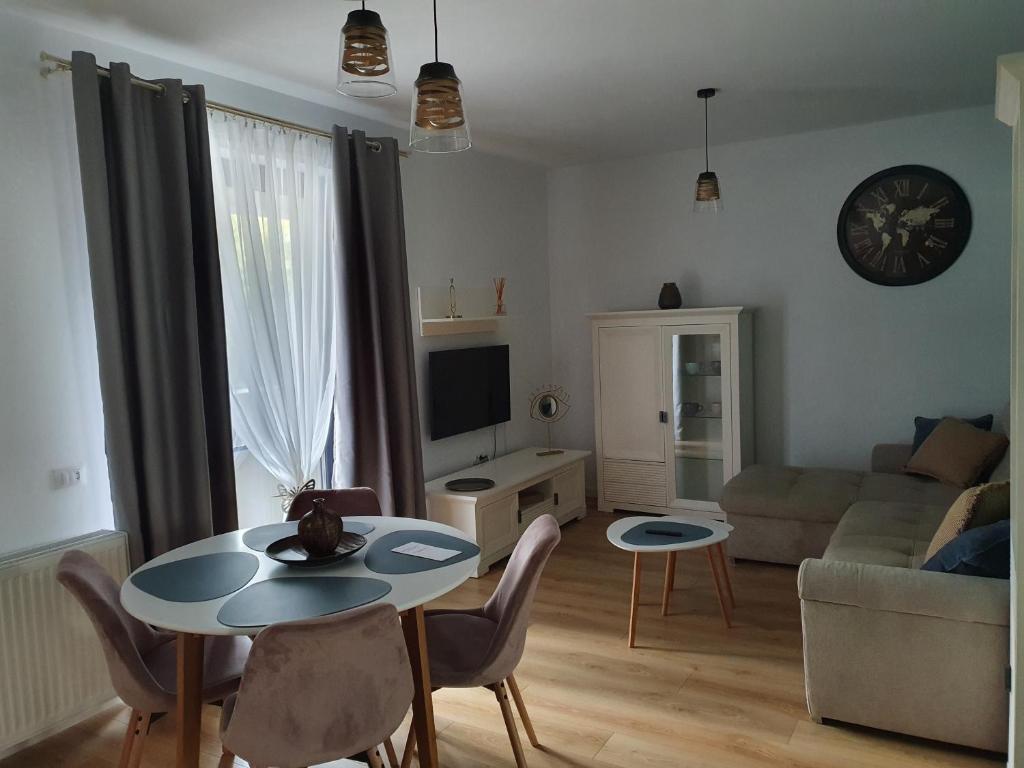 - un salon avec une table et un canapé dans l'établissement Septimius Severus Apartments, à Alba Iulia
