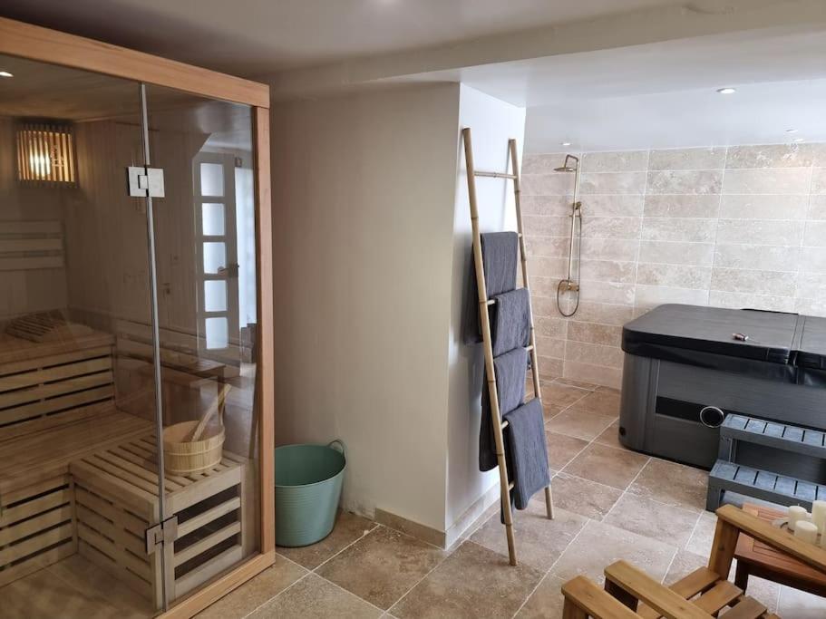 uma casa de banho com um chuveiro e uma cabina de duche em vidro. em Nalan Orrygeois, 6 pers, Astérix, CDG, CHANTILLY em Orry-la-Ville