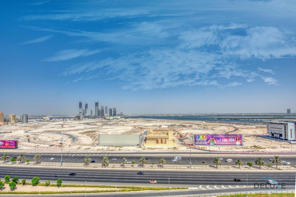 Expansive 2BR at Azizi Aliyah Dubai Healthcare City by Deluxe Holiday Homes - Appartement De Deux Chambres
