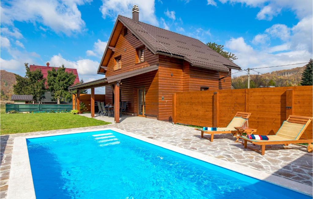 สระว่ายน้ำที่อยู่ใกล้ ๆ หรือใน Nice Home In Tuk Vojni With House A Mountain View