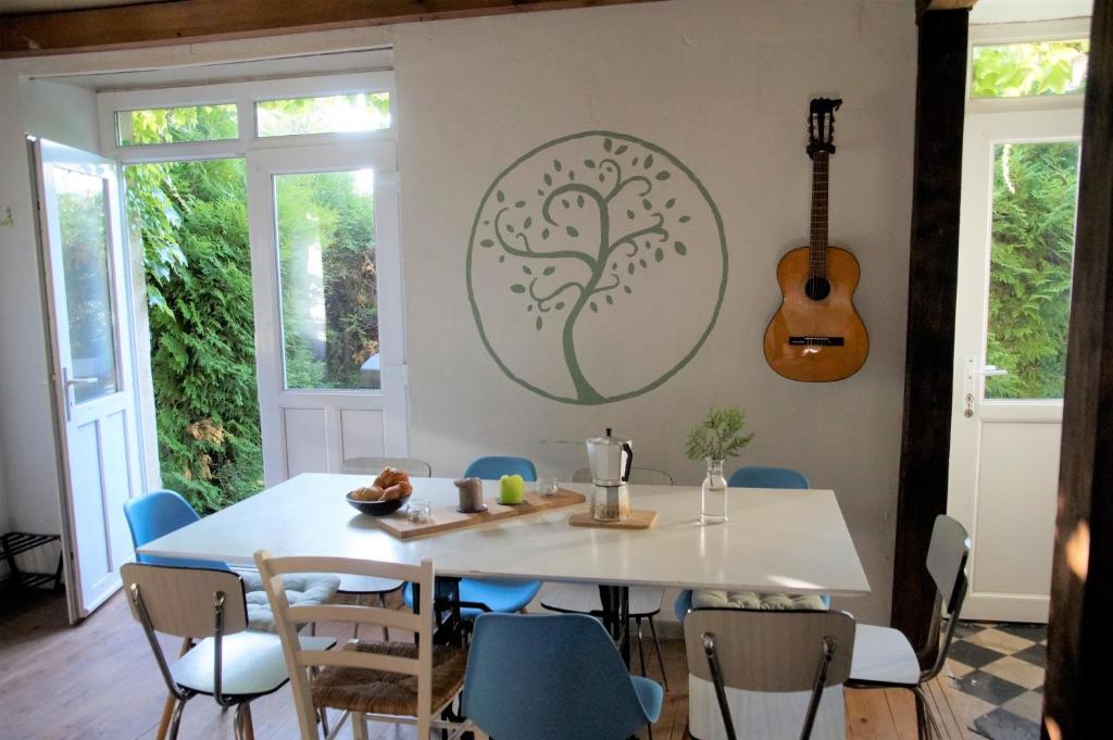 een eetkamer met een witte tafel en stoelen bij 'Maison des artistes' for up to 20 in Nature Park in Plancher-Bas