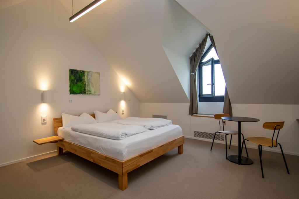 Кровать или кровати в номере Auberge au Mai