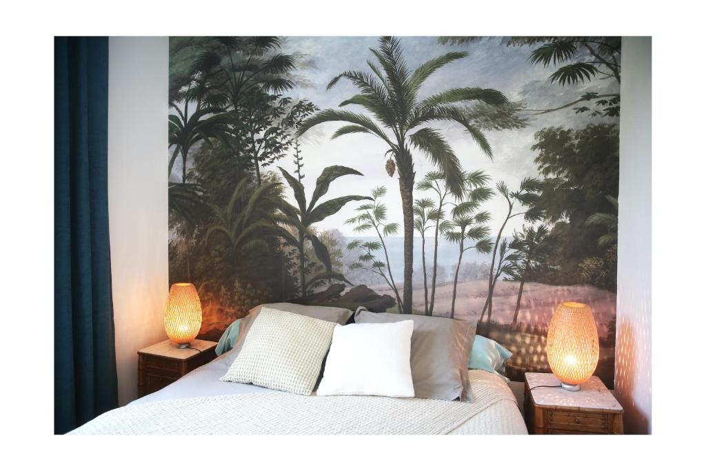 1 dormitorio con un mural de palmeras en Château d'Harcelaines, en Maisnières