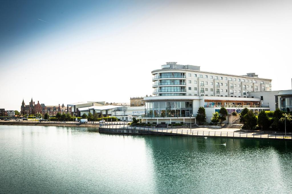 un grande edificio accanto a un corpo idrico di Waterfront Southport Hotel a Southport