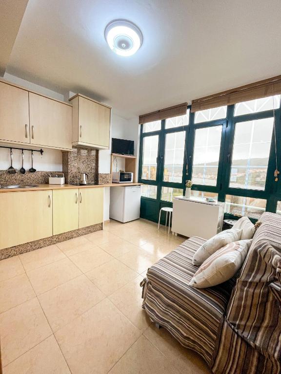 A kitchen or kitchenette at Apartamentos Sapoconcho by ALÔGA