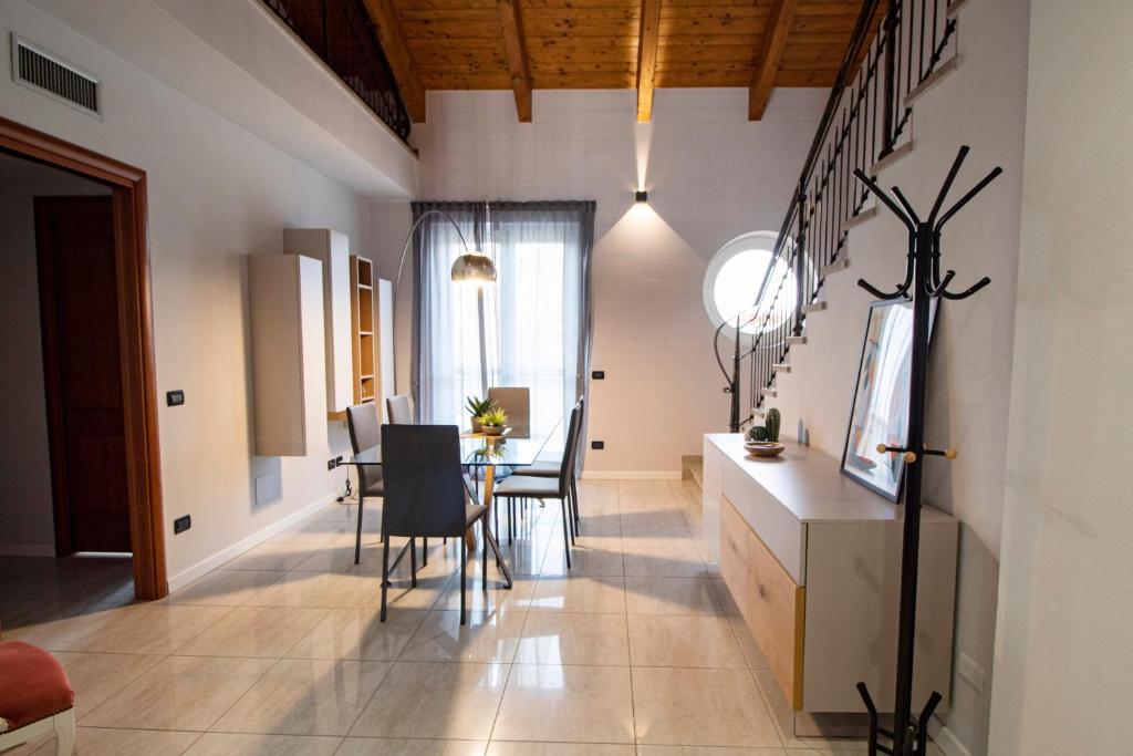- une cuisine et une salle à manger avec une table et des chaises dans l'établissement MaMAn, à Montà