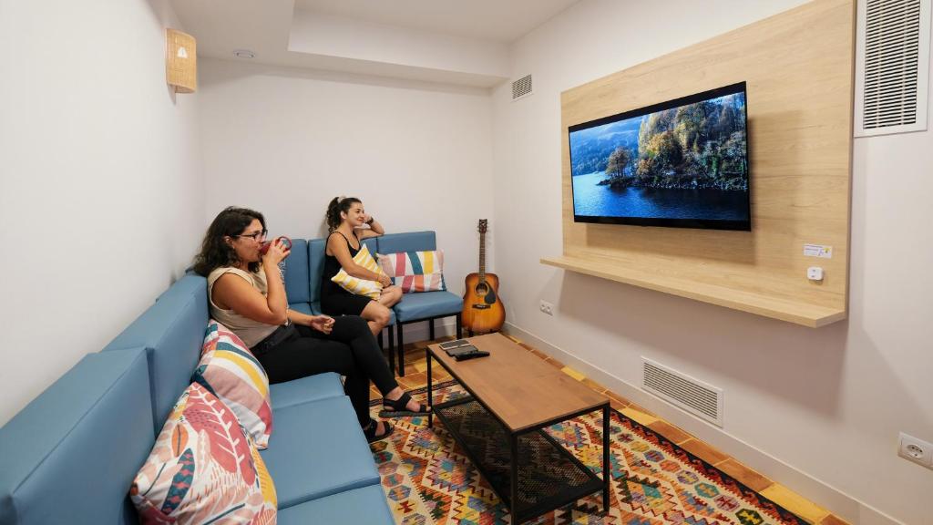 TV a/nebo společenská místnost v ubytování Veranera Hostel