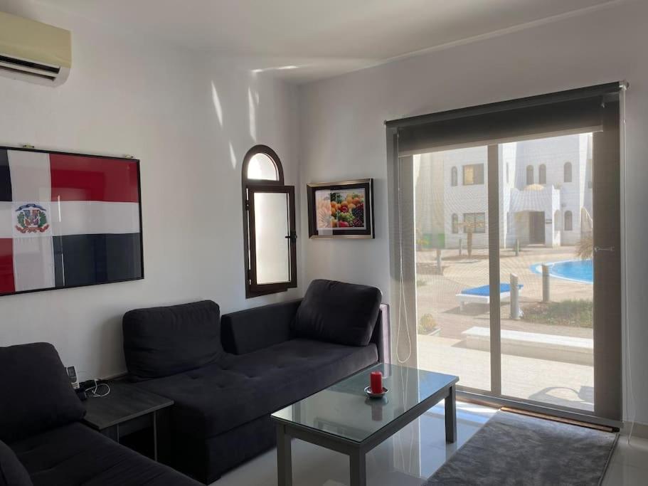 Predel za sedenje v nastanitvi Lovely 1-bedroom apartment with pool view in Diar el Rabwa