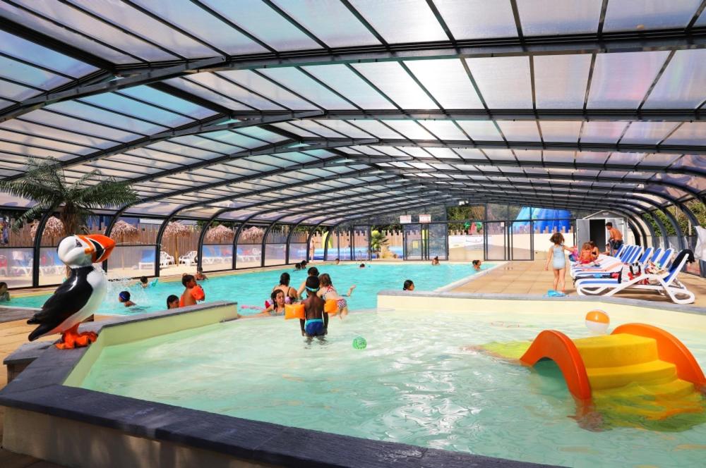 un grupo de personas en una piscina en Team Holiday - Camping de l'Etang du Pays Blanc, en Guérande