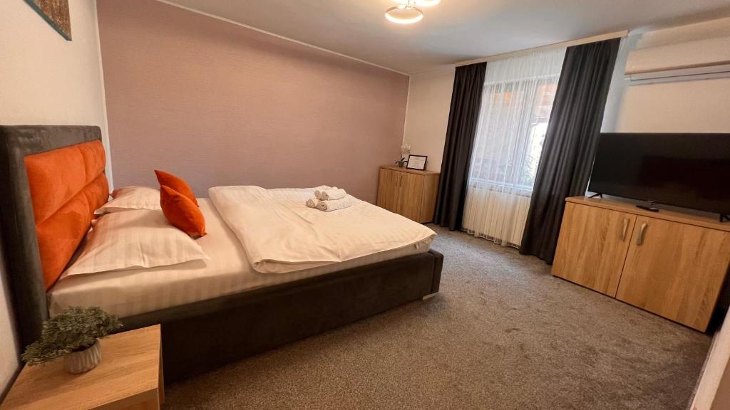 Postel nebo postele na pokoji v ubytování Orange House Constanta