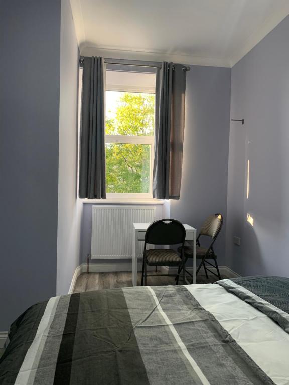 Postel nebo postele na pokoji v ubytování Ibrox Argyll Inn