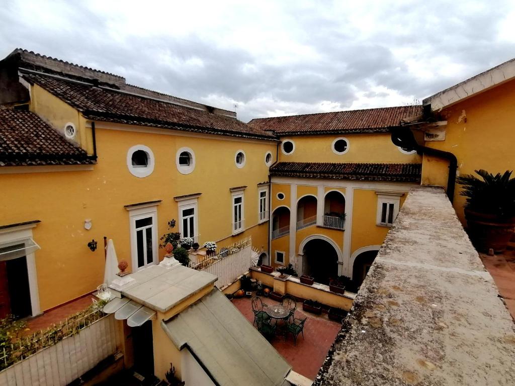 una vista aérea de un patio de un edificio en B&B Palazzo Lanza, en Capua