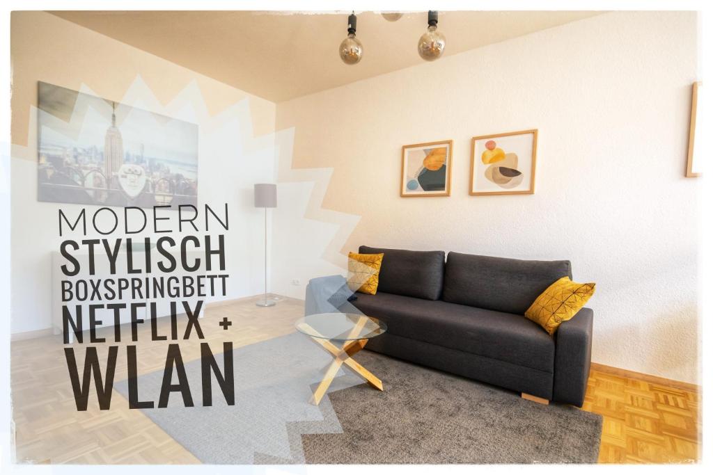 ein Wohnzimmer mit einem Sofa und einer Wand in der Unterkunft Wunderschön gepflegter Altbau, Aufzug in Chemnitz