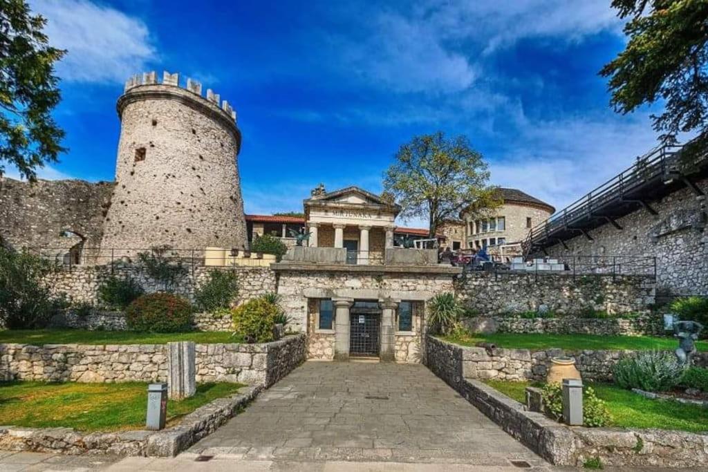 - une vue sur l'extérieur d'un château avec une tour dans l'établissement Apartman David-Dražice, à Dražice