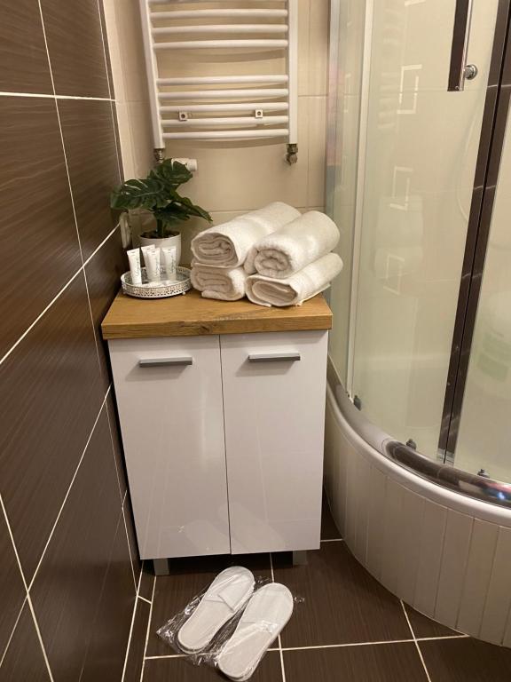 a bathroom with a counter with towels and a tub at Studio Modlin in Nowy Dwór Mazowiecki