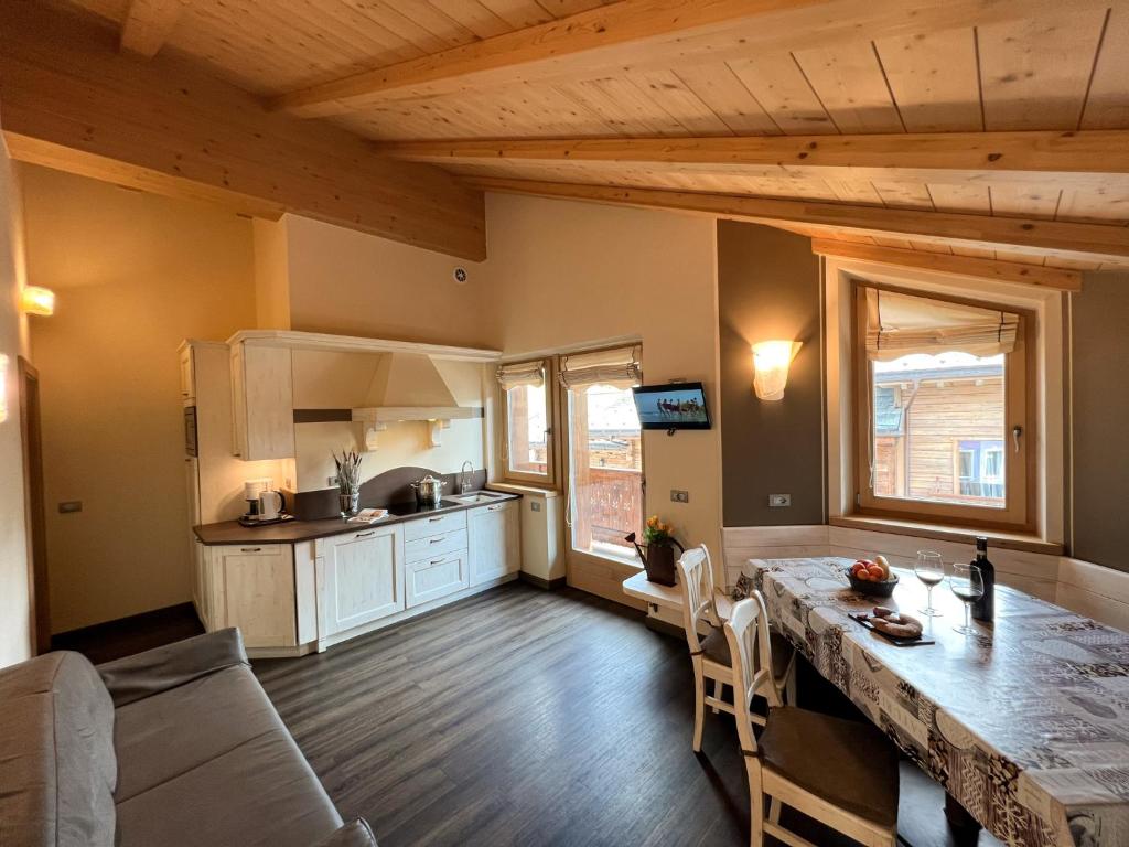 a kitchen and dining room with a table in a room at Appartamenti Cristallo in Livigno