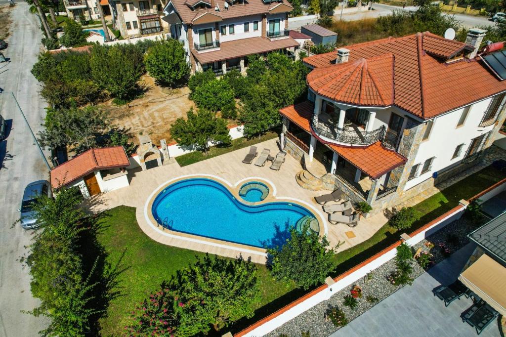 uma vista aérea de uma casa com piscina em Stunning 4-Bedrooms Villa in Dalyan Turkey em Dalyan