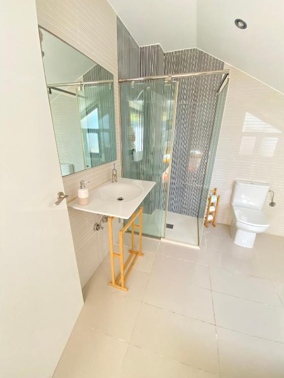 A bathroom at Alojamientos Rías Baixas- Casa Castillejos- Carril