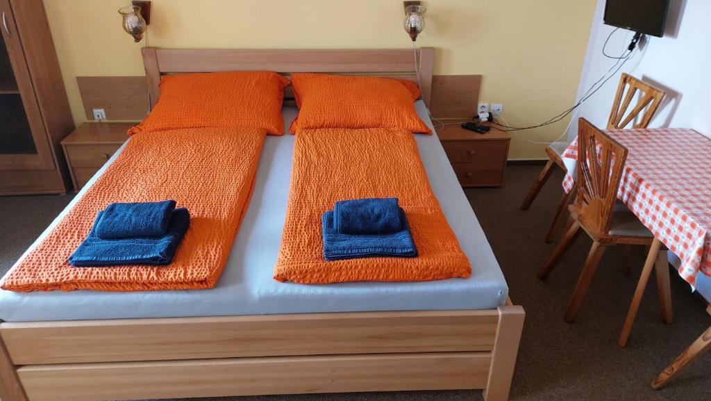 Postel nebo postele na pokoji v ubytování Rožmberská bašta