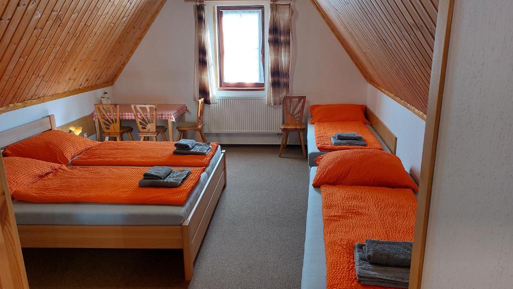 een slaapkamer met 2 bedden en een tafel en stoelen bij Rožmberská bašta in Třeboň