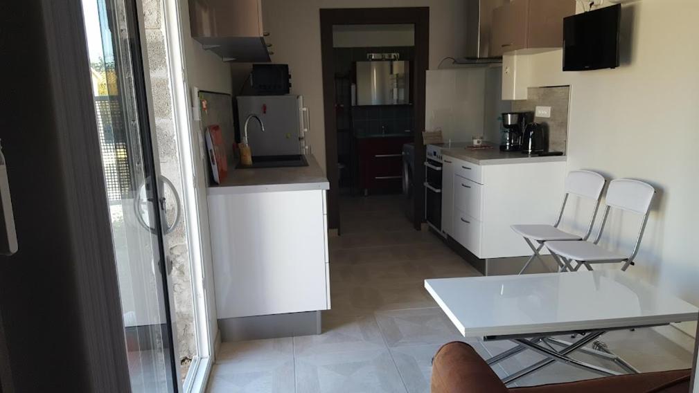 Kuchyňa alebo kuchynka v ubytovaní Tranquillité B&B