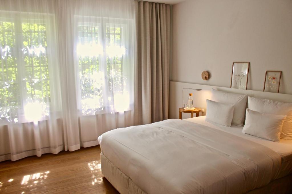 Postel nebo postele na pokoji v ubytování Wilmina Hotel