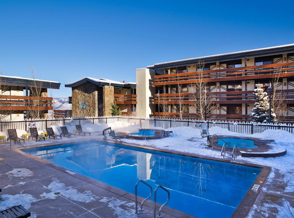 ein großer Pool vor einem Hotel in der Unterkunft Wildwood Snowmass in Snowmass Village