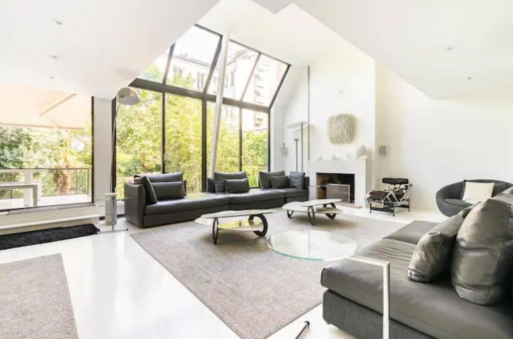 ein Wohnzimmer mit Sofas und Kamin in der Unterkunft Villa Alesia in Paris