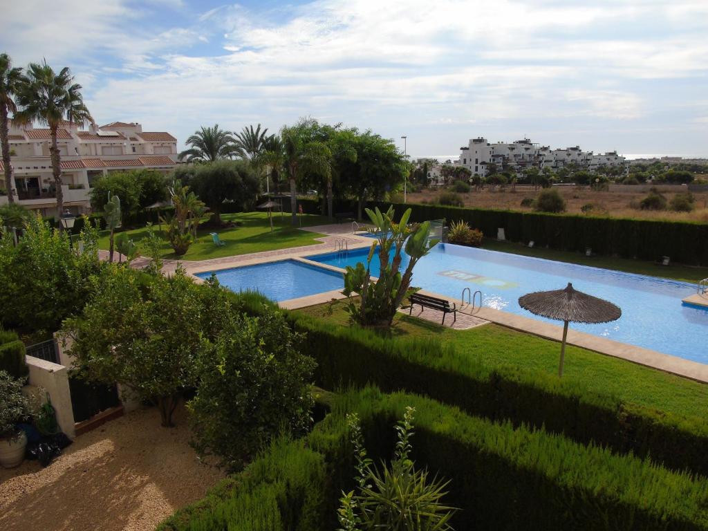 una imagen de una piscina en un complejo en Los Dolses, Villamartin 2 bed Apartment with communal pool, en Los Dolses