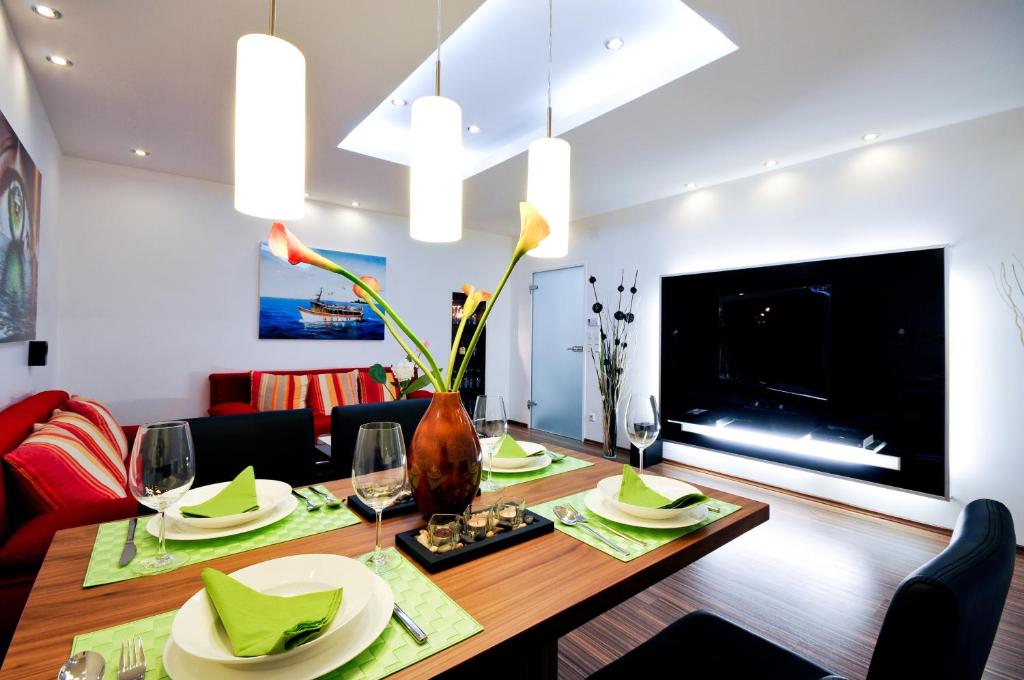 une salle à manger avec une table et une cheminée dans l'établissement Apartment Giuliano Vienna, à Vienne