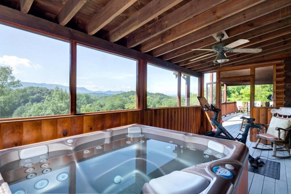 Smoke Rise Lodge · Lake Front, Luxury Cabin, Hot Tub, - Casa De Tres Dormitorios