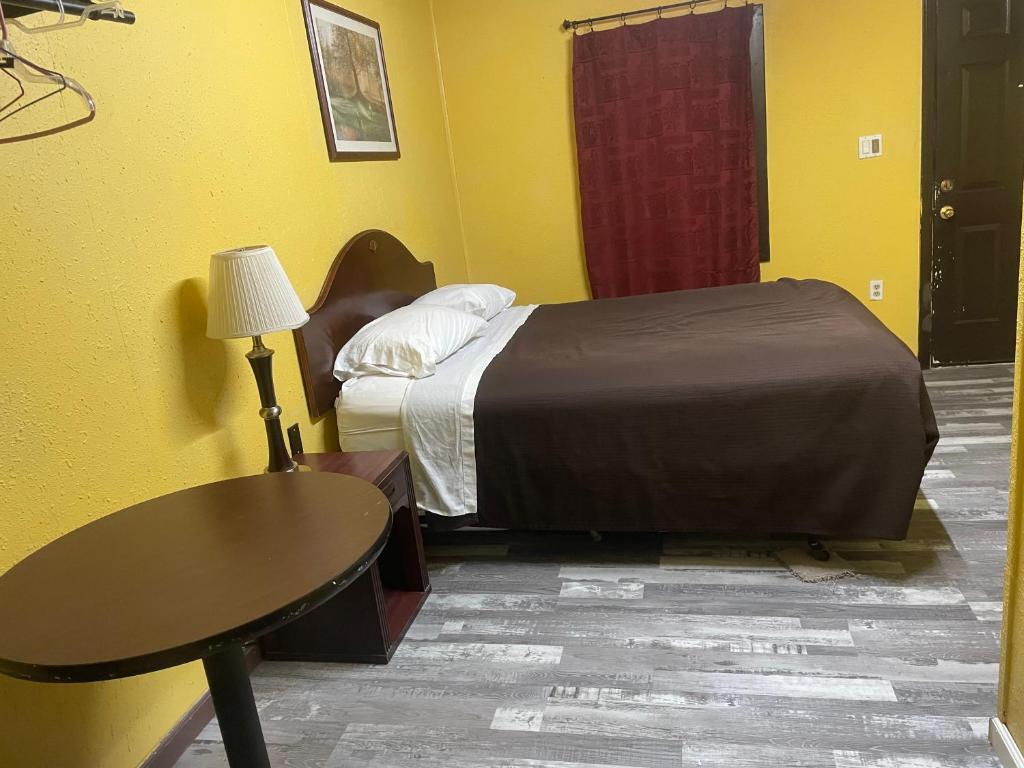 Ένα ή περισσότερα κρεβάτια σε δωμάτιο στο Azure Sky Motel