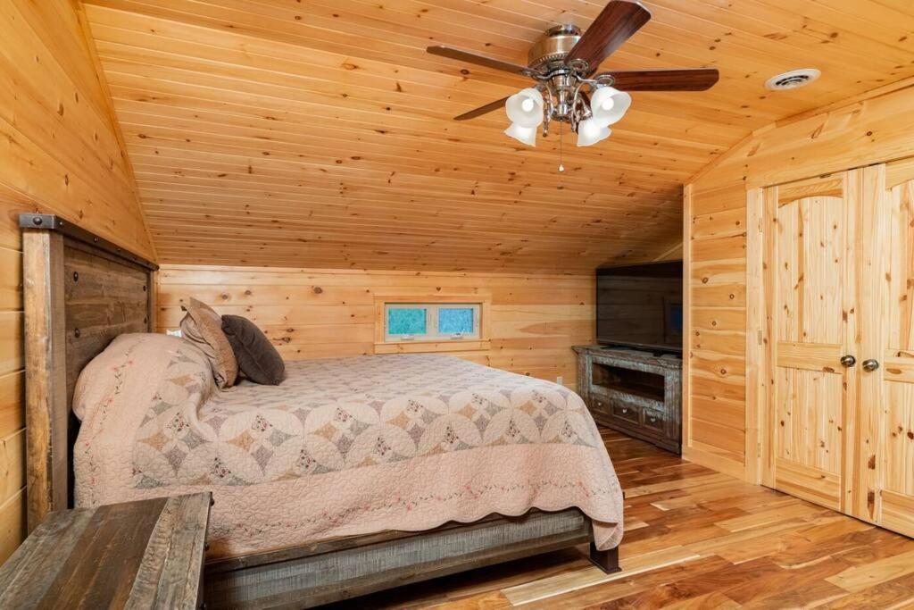 Smoke Rise Barn · Great Lake Front, Large Dock, 4bdrm, Pool Table - Casa De Cuatro Dormitorios