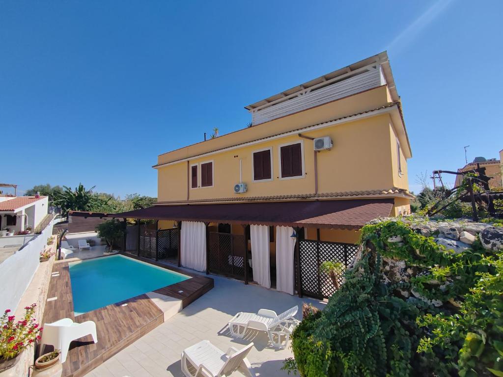 a view of a house with a swimming pool at villa xenia in Avola