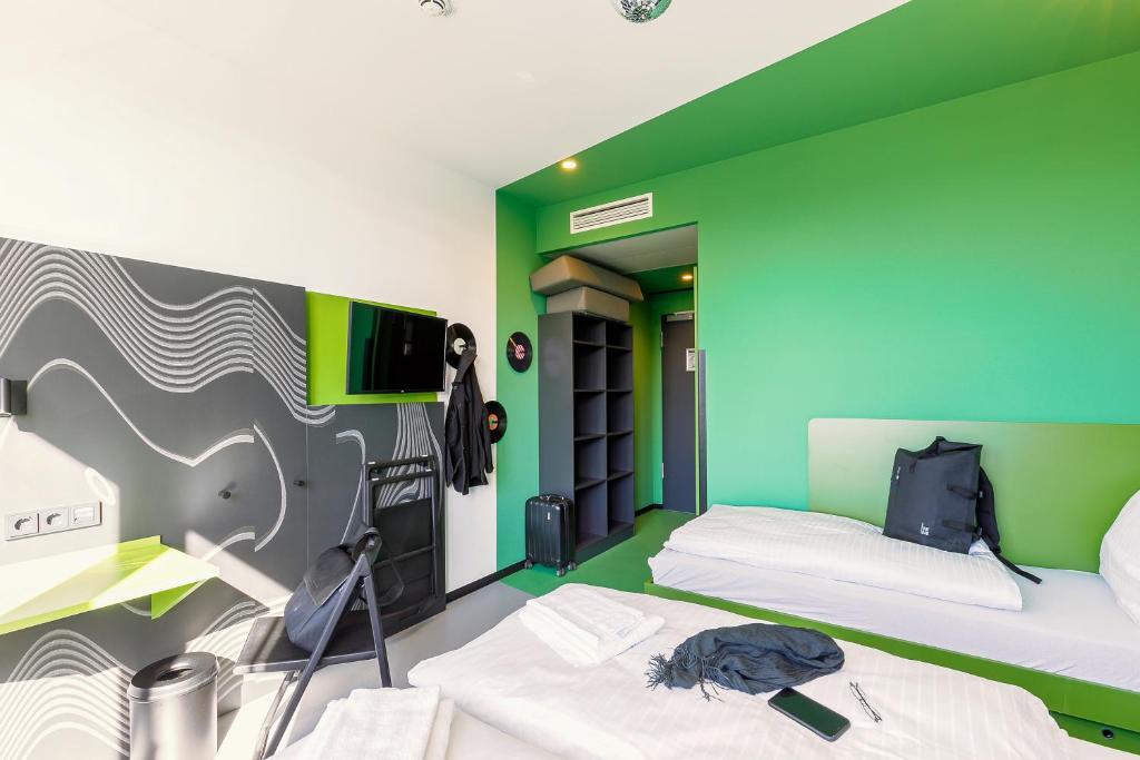 Postel nebo postele na pokoji v ubytování MEININGER Hotel Dresden Zentrum